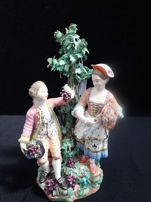 AN 18TH CENTURY DERBY PORCELAIN FIGURE GROUP