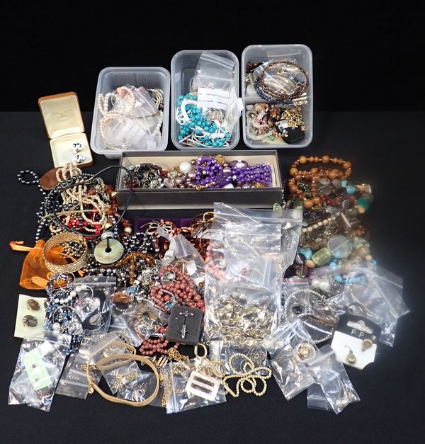 A COLLECTION OF COSTUME JEWELLERY