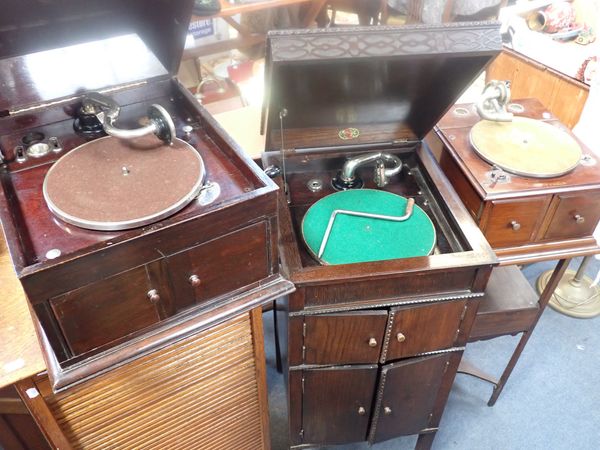 AN HMV MODEL 103 MAHOGANY CASED GRAMOPHONE