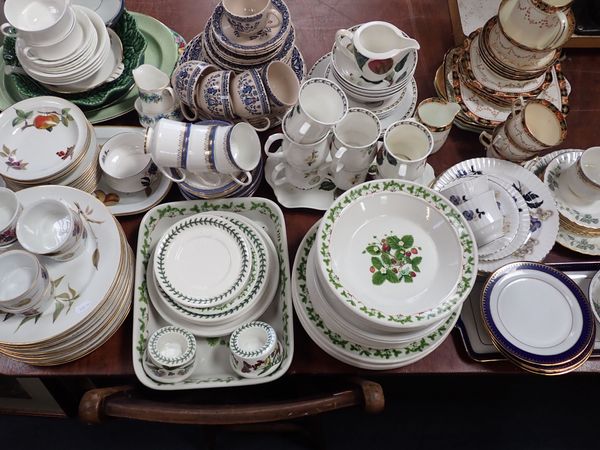 A QUANTITY OF DINNER AND TEA WARE