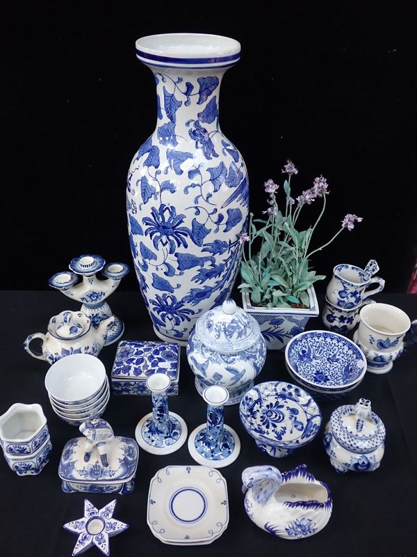 A COLLECTION OF DECORATIVE BLUE AND WHITE CERAMICS