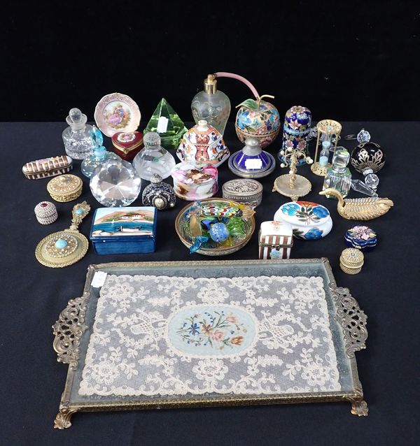 A COLLECTION OF TRINKET BOXES, PAPERWEIGHTS