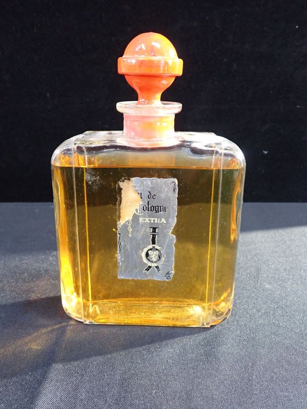 AN ART DECO EAU DE COLOGNE BOTTLE, WITH CONTENTS