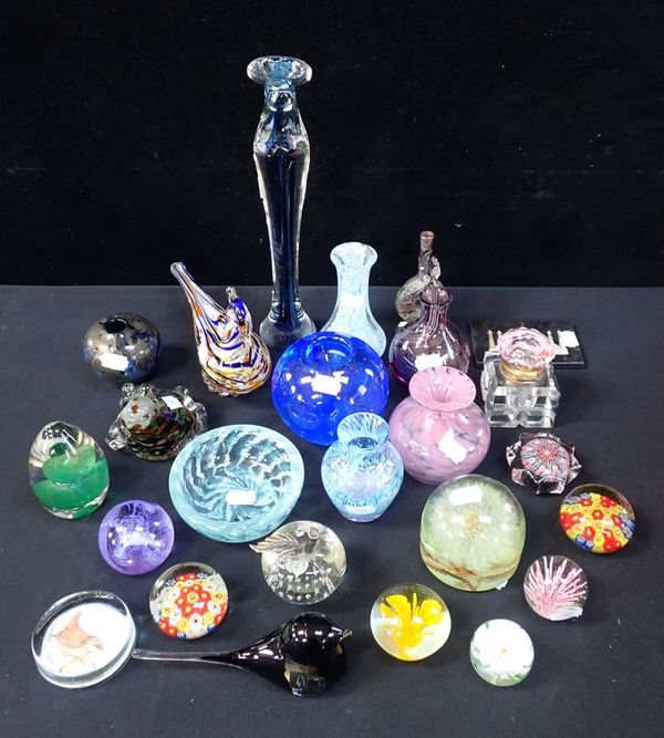 A COLLECTION OF DECORATIVE AND ART GLASS WARES