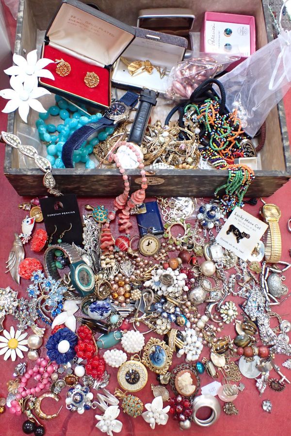 A COLLECTION OF COSTUME JEWELLERY