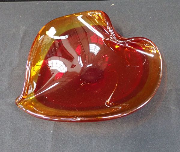 A 1960S GLASS LEAF SHAPED DISH