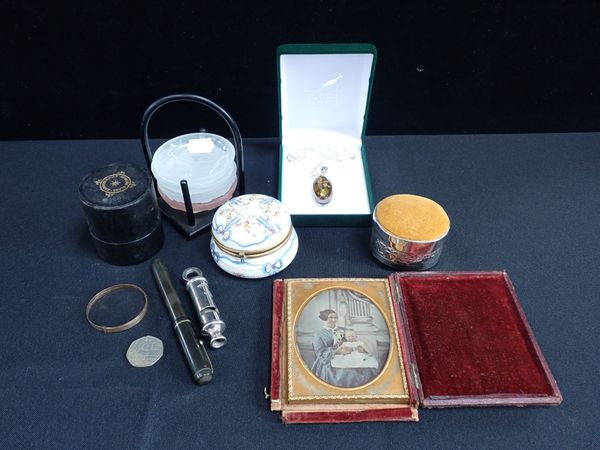 FOUR LALIQUE STYLE SMALL DISHES, IN A STAND