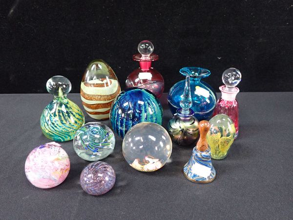 A COLLECTION OF MDINA AND OTHER PAPERWEIGHTS