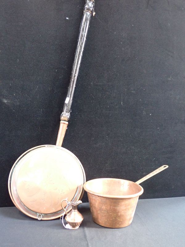 A 19TH CENTURY BED WARMING PAN, A COPPER SAUCEPAN