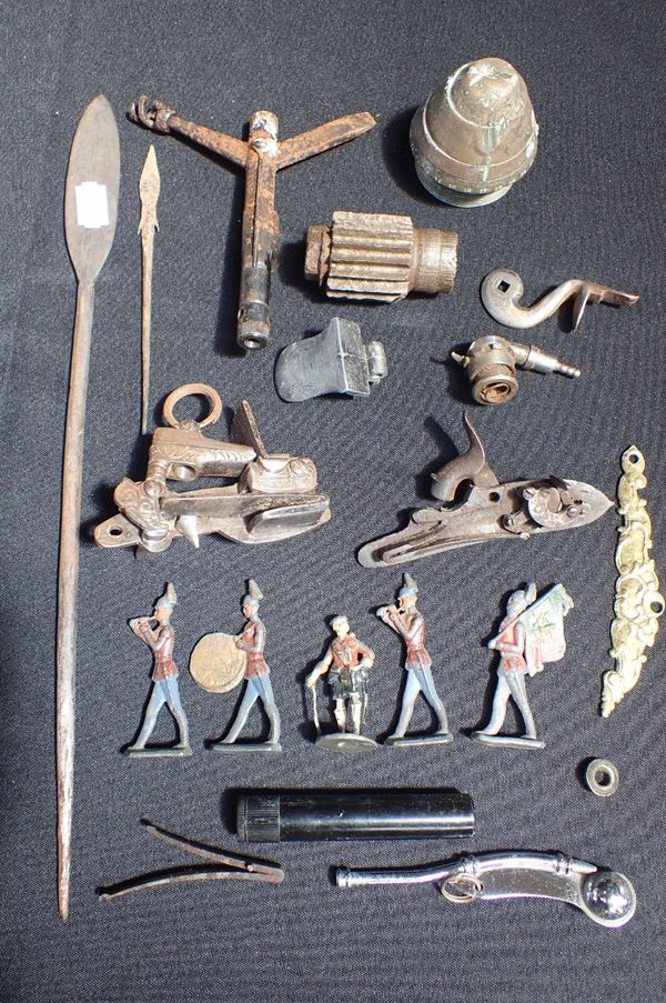 A SMALL COLLECTION OF MILITARIA