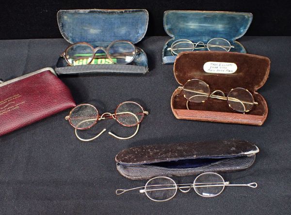 A SMALL COLLECTION OF VINTAGE SPECTACLES