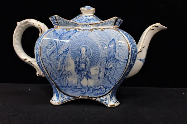 A VICTORIAN BURLEIGH WARE CHINOISERIE TEA POT