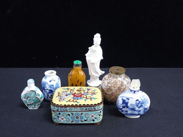 A CLOISONNE BOX, CHINESE SNUFF BOTTLES