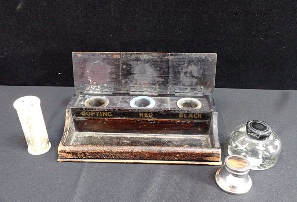 AN EARLY 20TH CENTURY DESK INKWELL