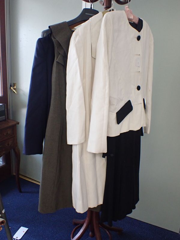 A QUANTITY OF VINTAGE LADIES CLOTHING