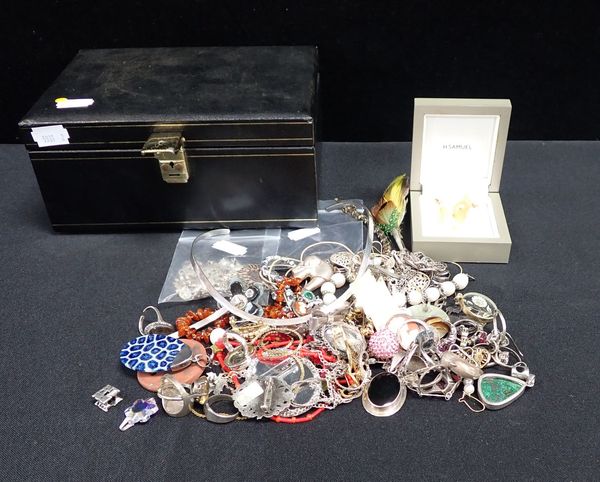 A COLLECTION OF COSTUME JEWELLERY