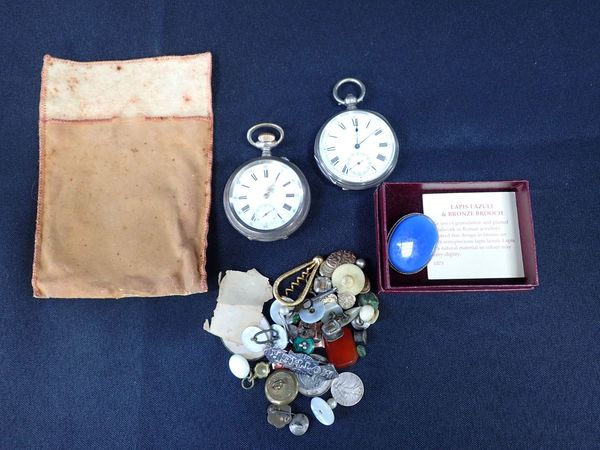 TWO POCKET WATCHES, A SILVER 'MOTHER' BROOCH