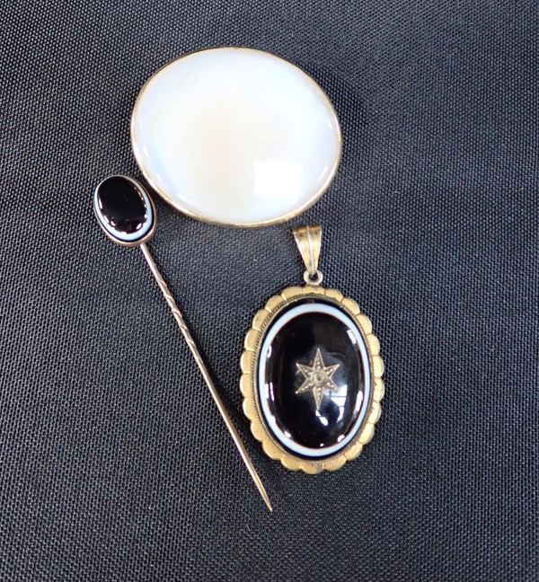 A YELLOW METAL AND WHITE AGATE BROOCH, A PENDANT