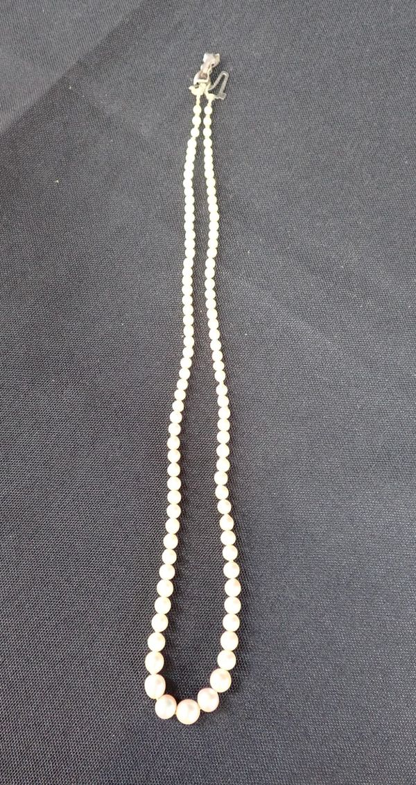 A ROW OF GRADUATED PEARLS