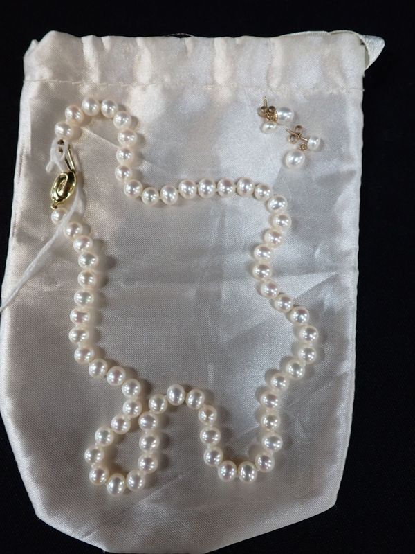 A SINGLE STRAND PEARL NECKLACE, WITH 9CT CLASP