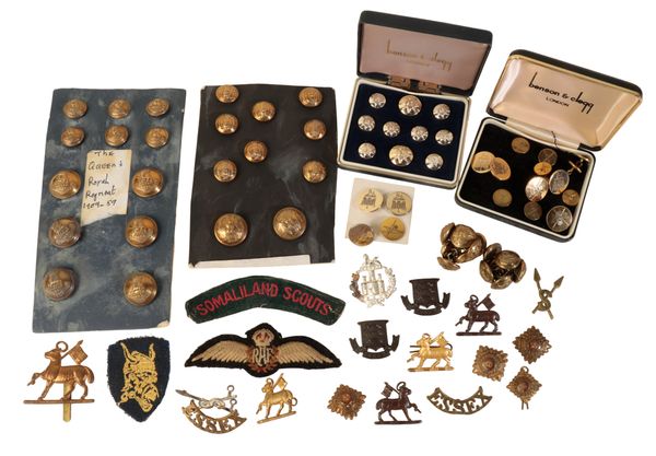 A SET OF THE QUEEN'S ROYAL REGIMENT BRASS BUTTONS,