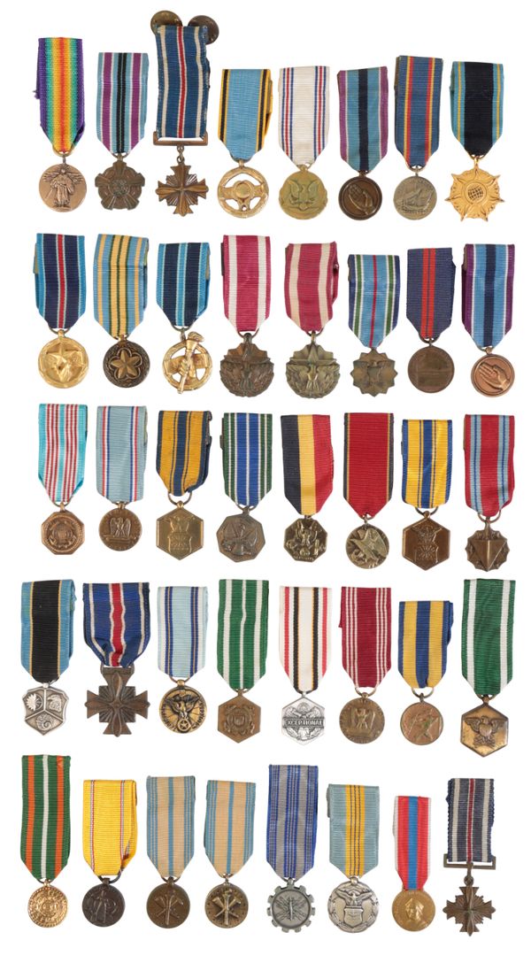 UNITED STATES OF AMERICA. A LARGE COLLECTION OF MINIATURE MEDALS