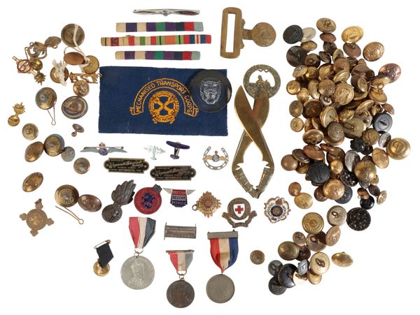 A COLLECTION OF VARIOUS MILITARY BUTTONS, BADGES AND MEDAL RIBBONS