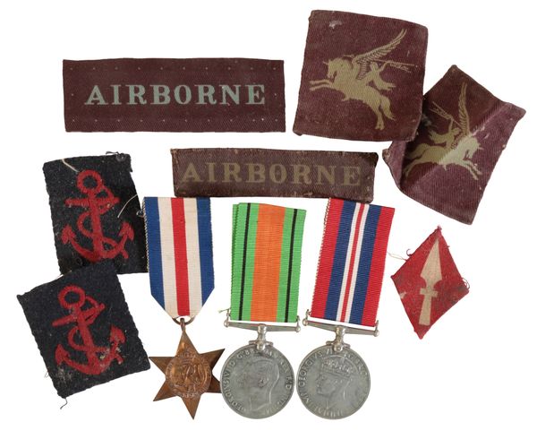 A COLLECTION OF WW2 AIRBORNE INSIGNIA AND MEDALS