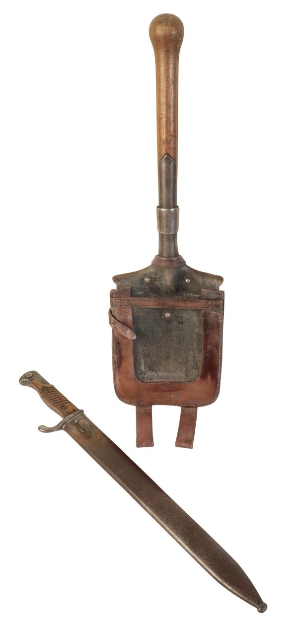 A WWI GERMAN MILITARY TRENCH SPADE