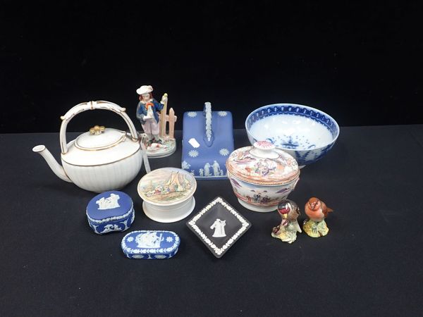 A BLUE AND WHITE PEARLWARE BOWL