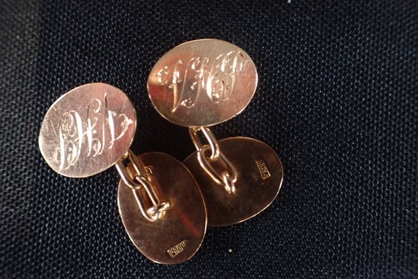 A PAIR OF 15CT GOLD OVAL CUFFLINKS