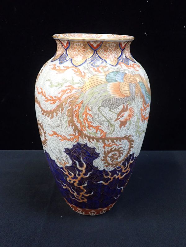 A LARGE JAPANESE VASE, IN IMARI PALETTE