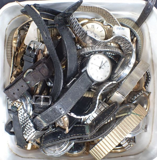 A LARGE QUANTITY OF LADY'S AND GENTLEMAN'S WRISTWATCHES