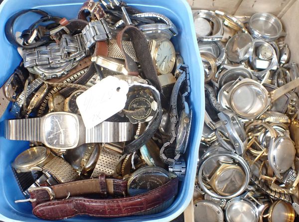 A QUANTITY OF VARIOUS GENTLEMAN'S AND LADIES WRISTWATCHES