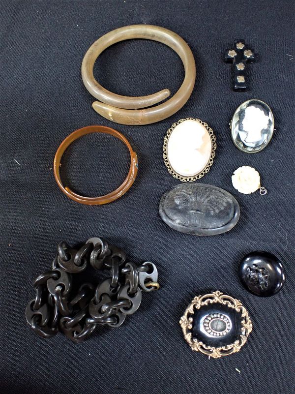 A 19TH CENTURY MOURNING BROOCH (A/F), A CAMEO BROOCH