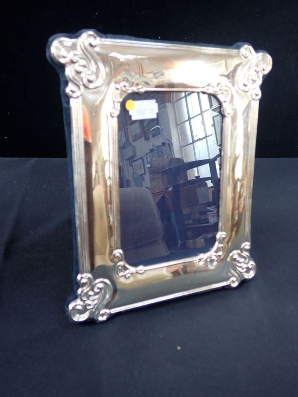 A MODERN SILVER PHOTOGRAPH FRAME