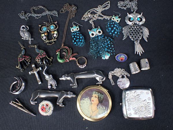 A COLLECTION OF COSTUME JEWELLERY