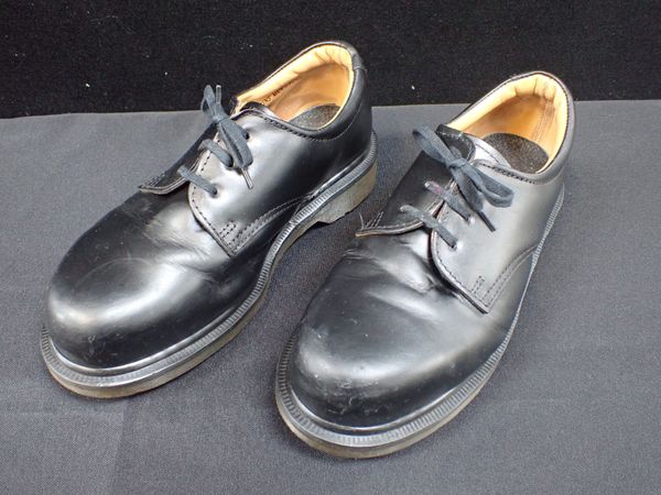 A PAIR OF DR MARTENS INDUSTRIAL SHOES, STEEL TOE-CAPS