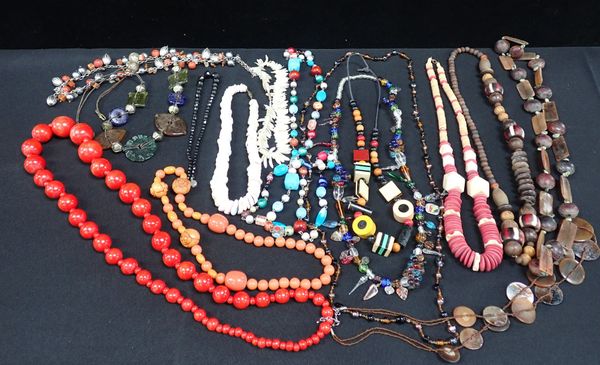 A COLLECTION OF VINTAGE NECKLACES