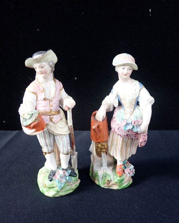 A PAIR OF 18TH CENTURY SOFT PASTE PORCELAIN FIGURES OF MALE AND FEMALE GARDENERS