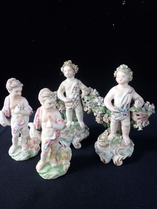 A PAIR OF 18TH CENTURY DUESBURY DERBY PORCELAIN FIGURES - STANDING PUTTI