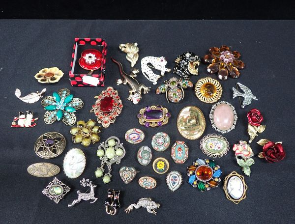 A VARIED COLLECTION OF BROOCHES