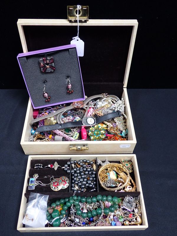 A COLLECTION OF COSTUME JEWELLERY