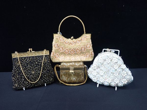 A VINTAGE BEADED EVENING BAG, OR PURSE OF BOX FORM