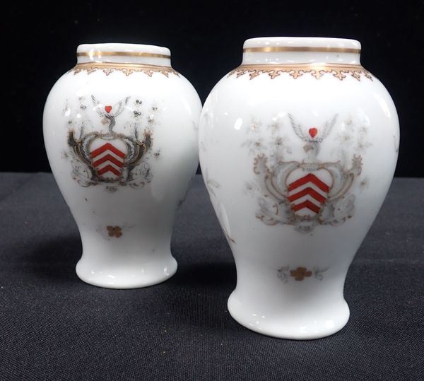 A PAIR OF 19TH CENTURY SAMSON PORCELAIN ARMORIAL VASES