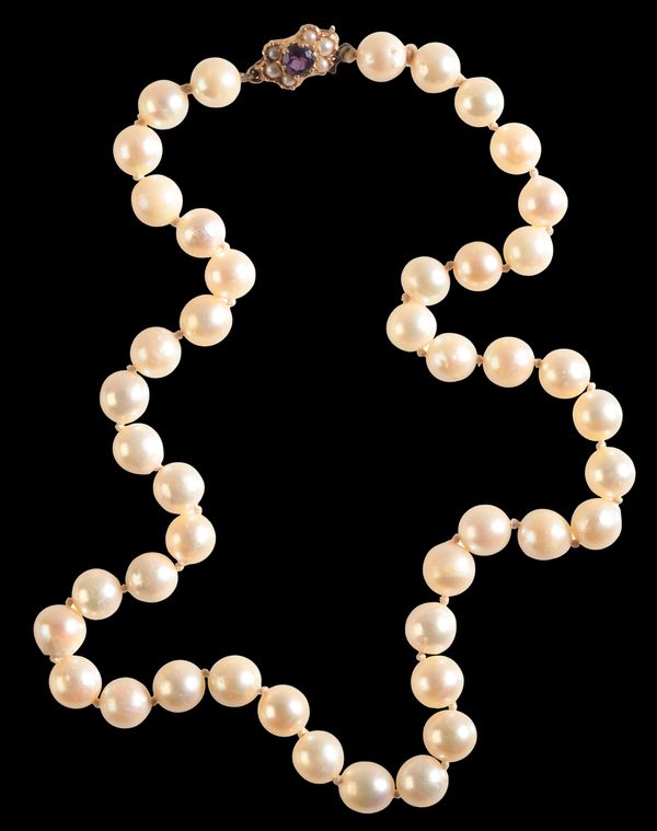 A GRADUATED CULTURED PEARL NECKLACE