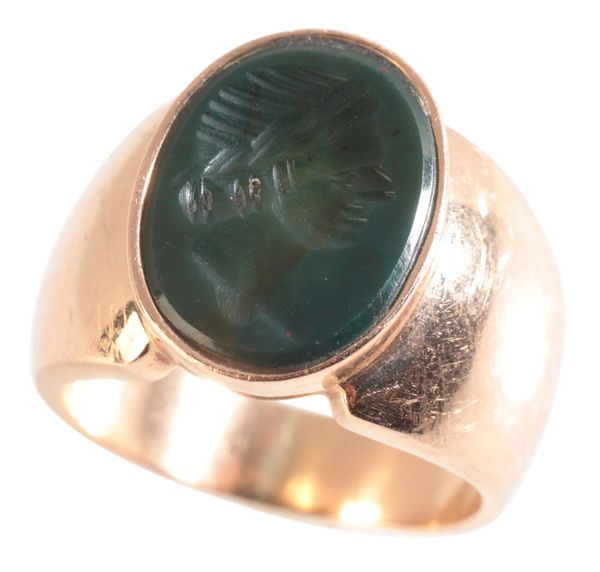 A GOLD SIGNET RING