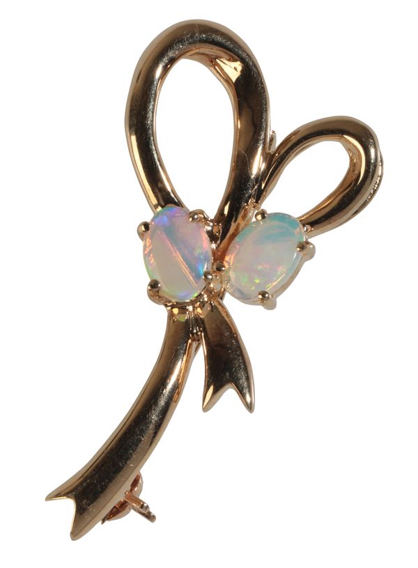 A 9CT YELLOW GOLD AND OPAL BROOCH