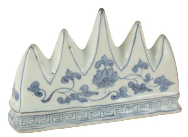 A CHINESE BLUE AND WHITE BRUSH REST