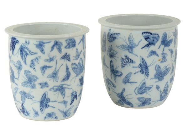 A PAIR OF CHINESE PORCELAIN BLUE AND WHITE JARDINIERES
